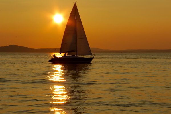 Парусная лодка в море