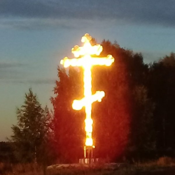 Светящийся крест на церкви