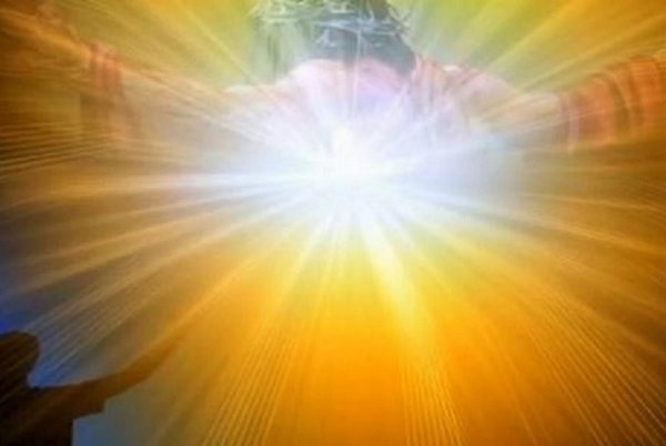 Человек молится Богу