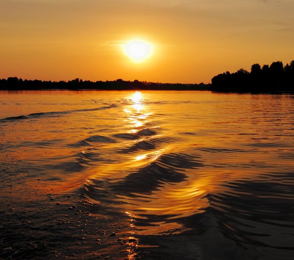 Отражение солнца в воде