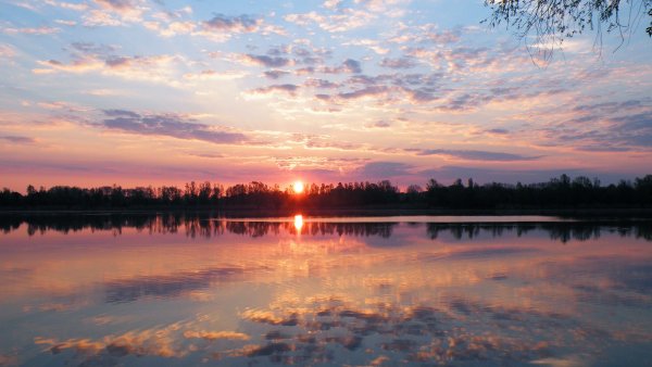 Отражение солнца в воде