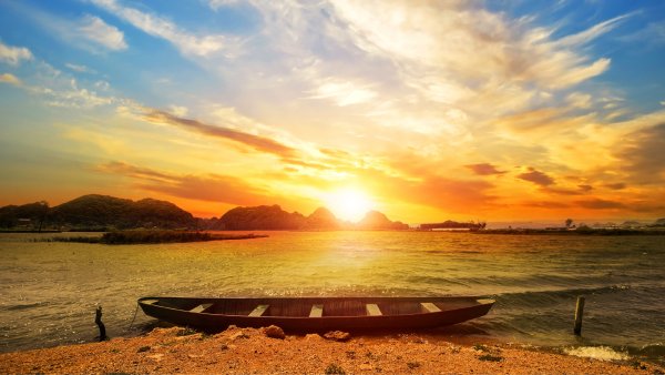 Море солнце лодка