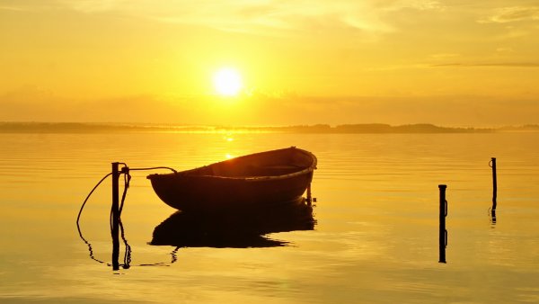 Лодка в море