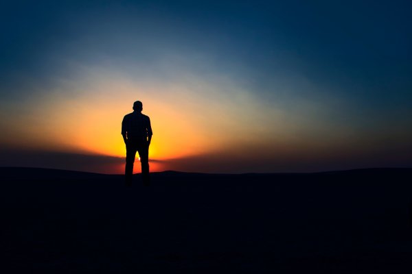 Мужчина на закате солнца