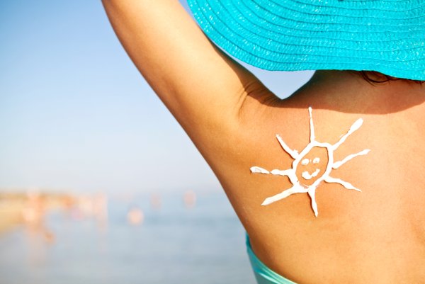 Рыжий кот на пляже