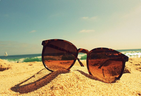 Солнечные очки на песке