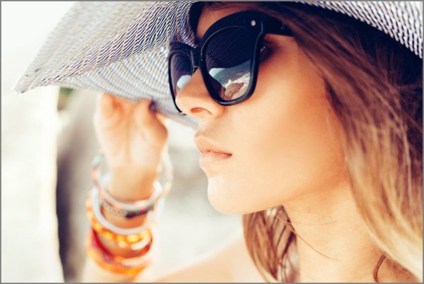 Девушка в солнцезащитных очках