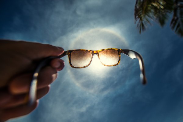 Отражение солнца в очках