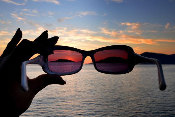 Солнечные очки в руке