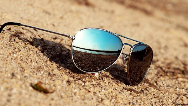 Солнечные очки на песке