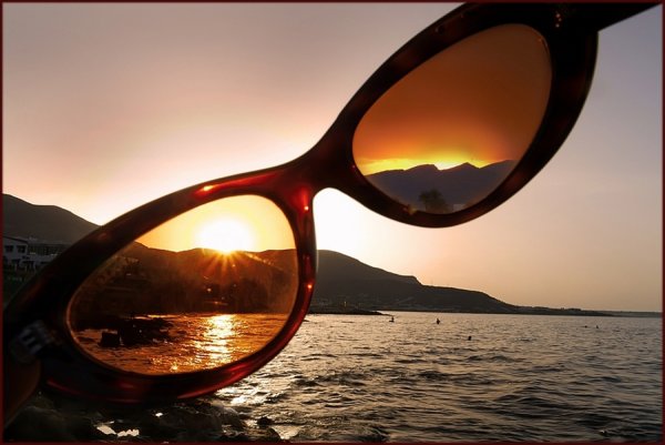 Солнечные очки на солнце