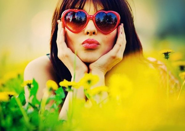 Яркая девушка в очках