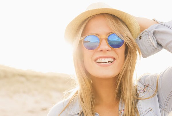 Блондинка в солнечных очках