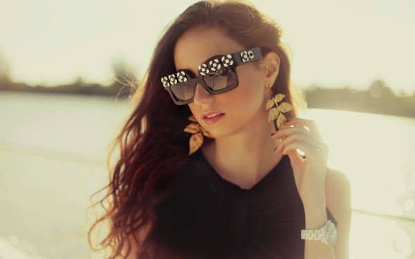 Крутая девушка в очках