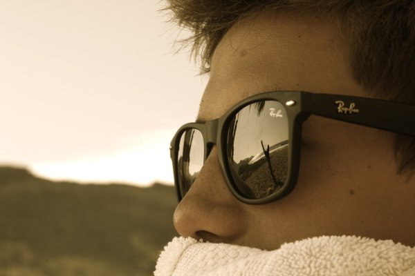 Парень в темных очках