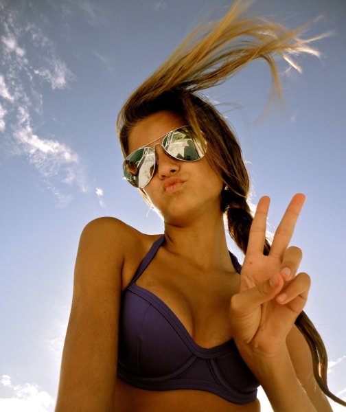 Красивые девушки в солнцезащитных очках