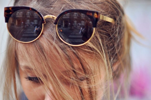 Солнцезащитные очки девушка