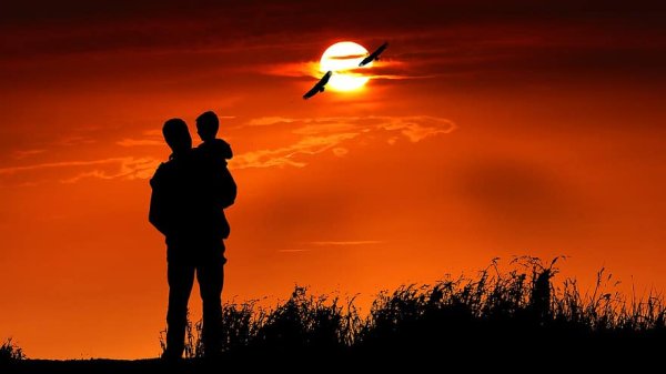 Силуэт семьи на фоне неба