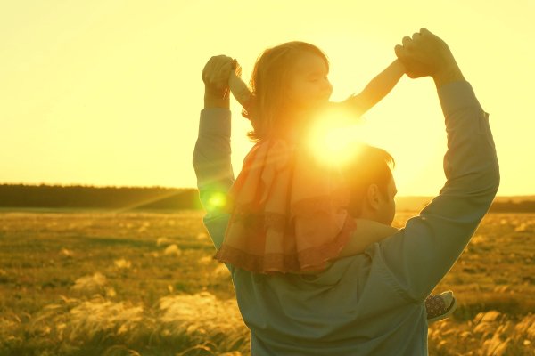Семья с детьми на закате у моря