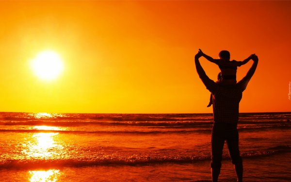 Отец и сын на берегу моря