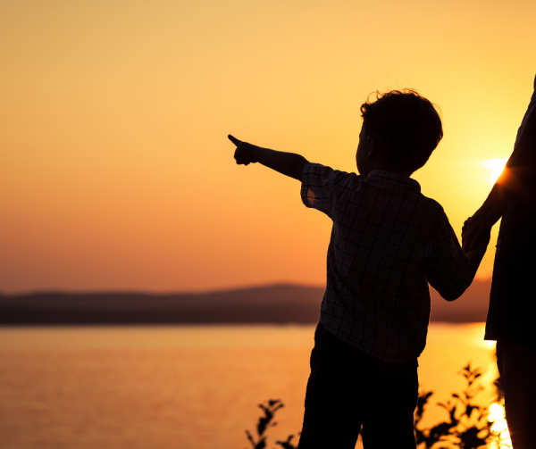 Счастливая семья на закате