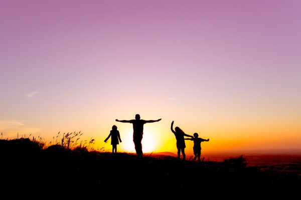 Семья со спины