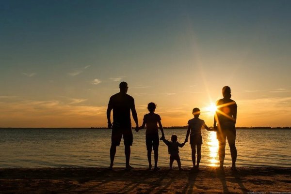 Силуэт счастливой семьи