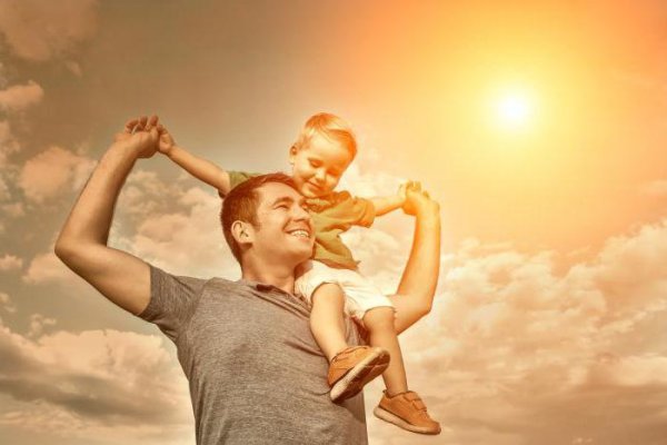 Счастливая семья на закате