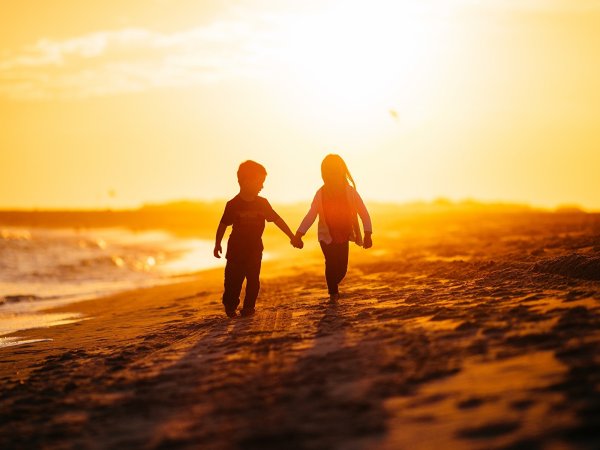 Мама папа и сын на закате