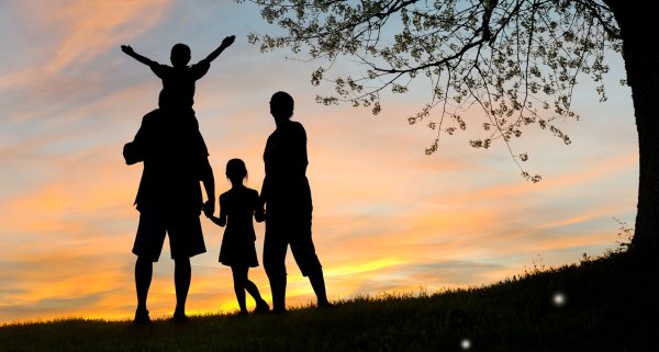 Отец и дочь на закате