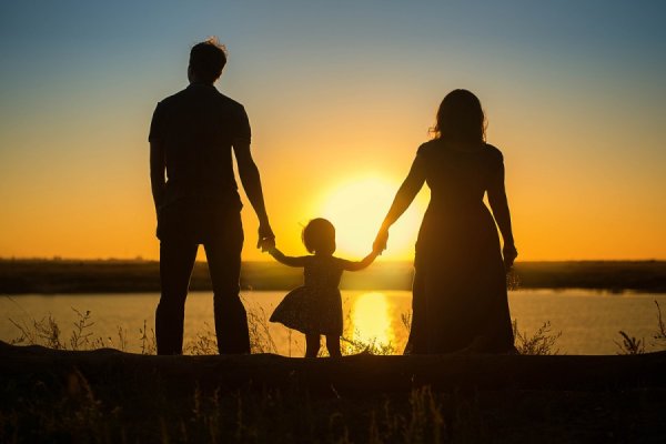 Отец с дочкой со спины