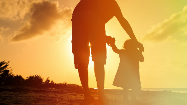 Женщина с ребенком в лучах солнца