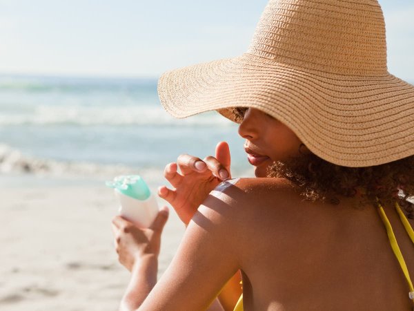 Девушка солнцезащитный крем