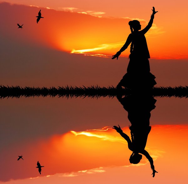 Девушка танцует на закате
