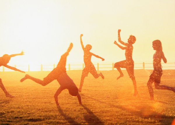 Дети радуются солнцу