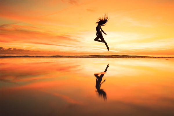 Девушка танцует на закате