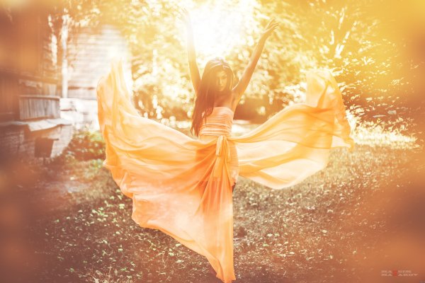 Женщина в солнечных лучах