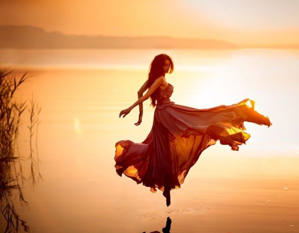 Девушка кружится в платье