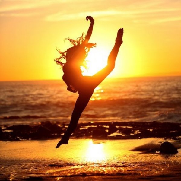 Танцует на закате