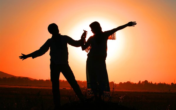 Влюбленная пара на закате