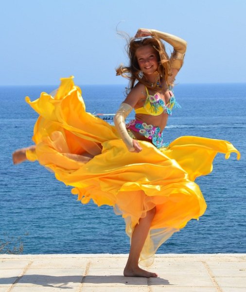 Девушка радуется солнцу