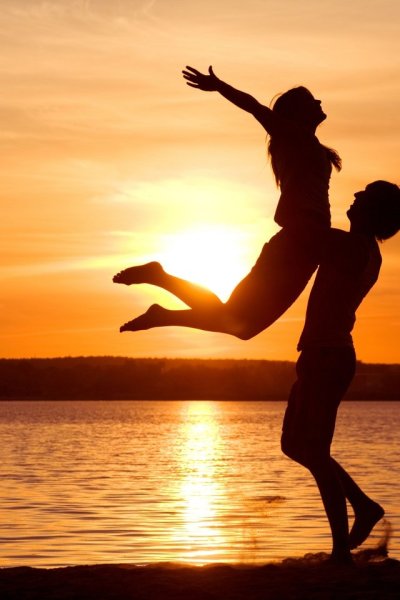 Девушка танцует в лучах солнца