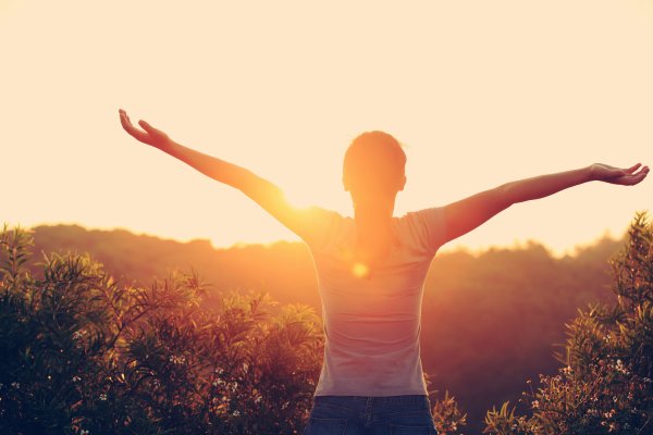 Девушка с распростертыми руками