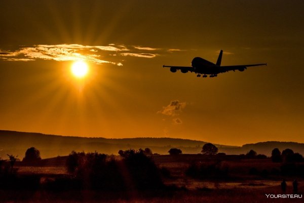 Самолет на закате