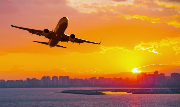 Самолет закат город