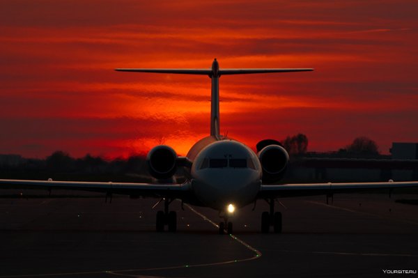 Частный самолет на закате