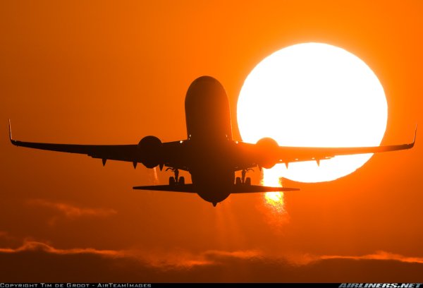 Самолет взлетает на закате