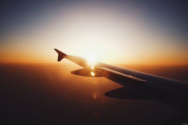 Самолет на фоне заката