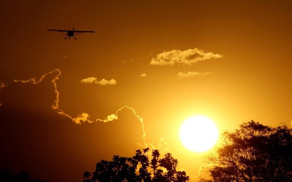 Самолет на закате