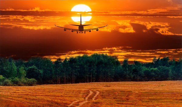 Самолет на фоне заката